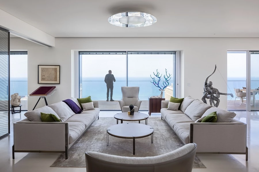 קלאסיקה אופנתית במיטבה אל מול הים התיכון