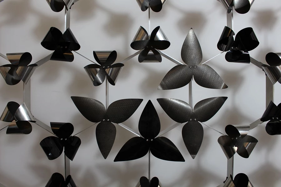 המעטפת שיודעת למצמץ מול השמש