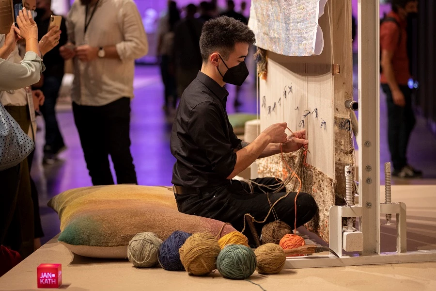 עיצוב טקסטיל בהופעה חיה בסופרסלונה. צילום: Luca Orsi