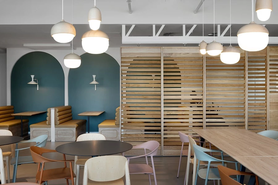 שם הפרויקט: משרדי ASTRA ZENIKA. עיצוב: Gindi Studio מעצבות אחראיות: סיון אניב ולירון רוט. צילום: גדעון לוין.