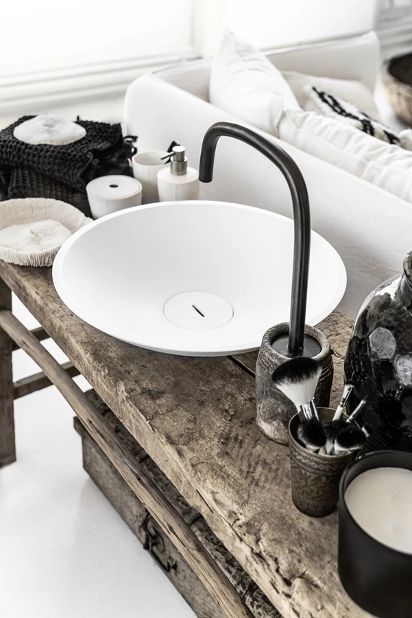 כיור חרס מאובזר בברז במראה ברזל מושחר על בסיס עץ טבעי (HeziBank). צילום: Cocoon