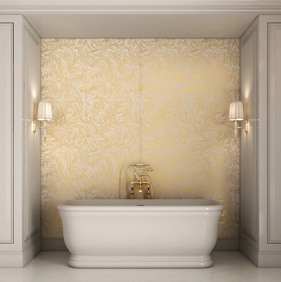 חדר רחצה בסגנון קלאסי עם ברז סוללה בציפוי זהב, גופי תאורה מוזהבים וטפט בדוגמת עלי זהב (Devon&Devon). צילום: יח