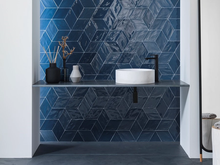 אריחי קיר מעוינים המאפשרים לעצב את החלל במגוון דרכים (HeziBank). צילום: יח