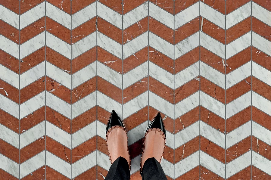 משחקים גאומטריים, המבוססים על אריחים בצורות בסיסיות ומתוחכמות כאחד (Bisazza). צילום: יח