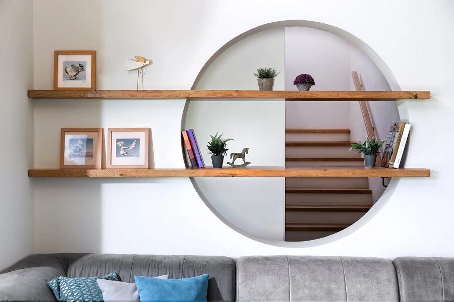 בית בבית שערים. הצצה בין מסדרון / מדרגות לסלון