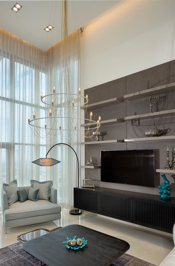 חלל כפול בסלון, עיצוב פנים בסביוני דניה