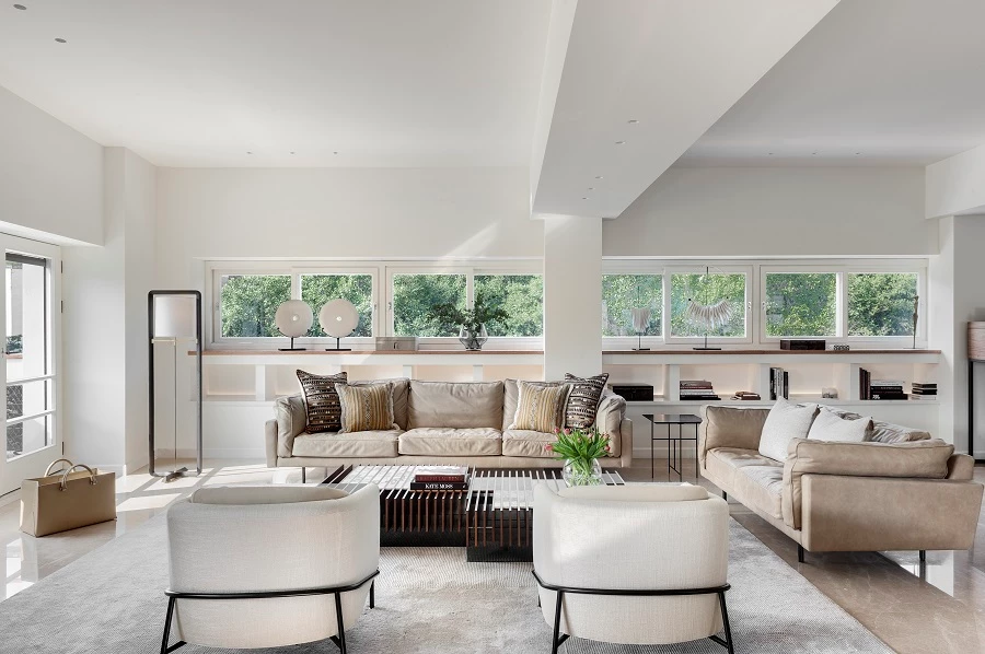 הגוונים בהירים והחוץ חודר פנימה בפנטהאוס ברוטשילד. עיצוב פנים- דניאל חסון. צילום עודד סמדר