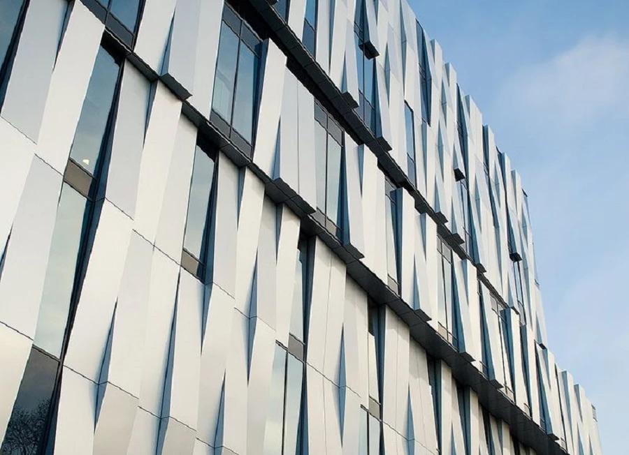 פרוייקט היברידי העושה שימוש  בקיר מסך ביחד עם חיפוי חזית  מאווררת של אלוקובונד