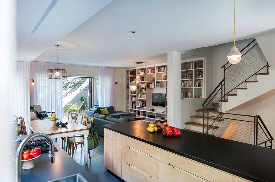 אדונית החומרים