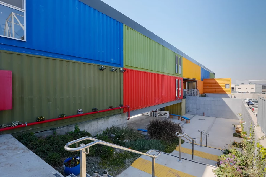 משרדי חברת שרותי אקולוגיה בנויים משלוש קומות של מכולות צבעוניות
