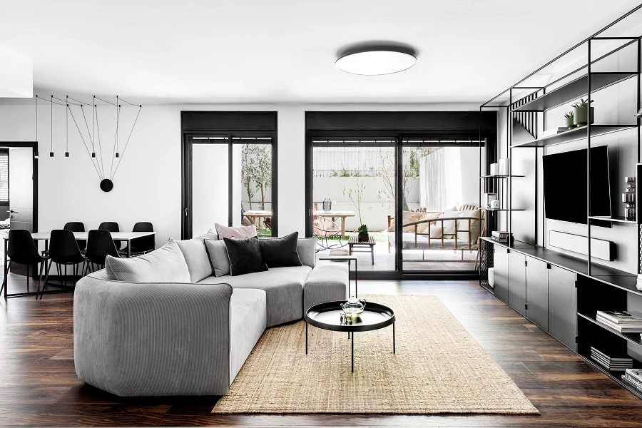 דירת גן בוטיק אמיצה בשלושה צבעים בלבד