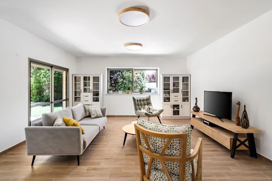 נוכחות עכשווית לבית עם אווירה של כפר