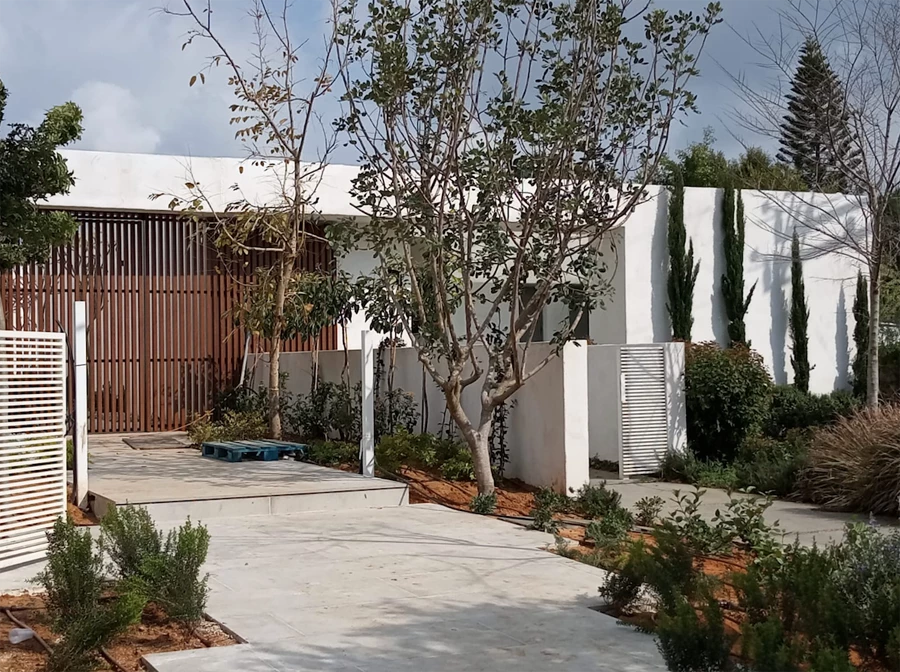 יישום טיח מינראלי MONOREX בצפריה. גוון BL 10 בטקסטורה מהודקת. תמונה באדיבות א.צ. טכנולוגיות מתקדמות לבניה