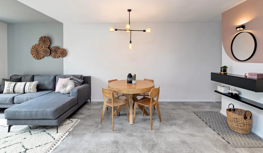 שולחן קודי, כסאות אקספרס- ZAGA – פינות אוכל. עיצוב פנים- סקור סטודיו – שיר ורותם. צילום- נדב פקט