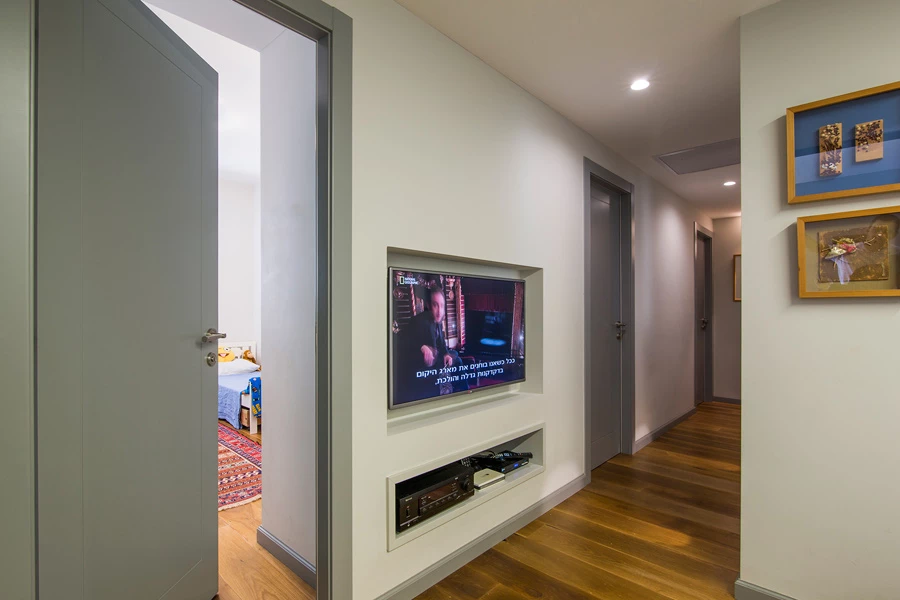 דלתות כהות על רקע בהיר וריצוף פרקט. דלתות דרור. עיצוב- ורד בונפיליולי, צילום- עידן גור