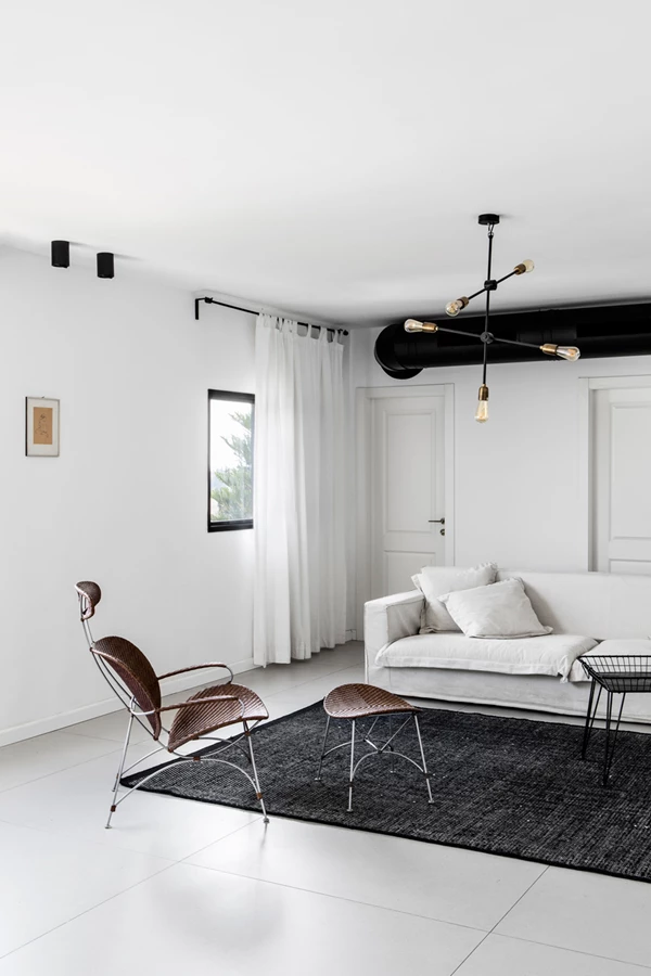 מראה קלאסי בשחור לבן. עיצוב רוני ברטל, צילום-  איתי בנית