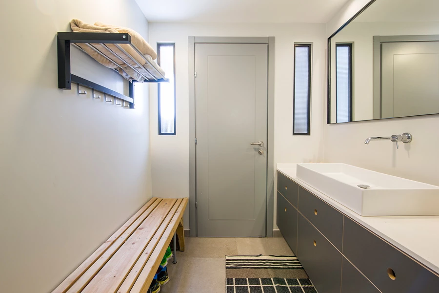 קו מודרני, נקי בטונים דומים ומשלימים. עיצוב- ורד בונפיליולי. צילום- עידן גור