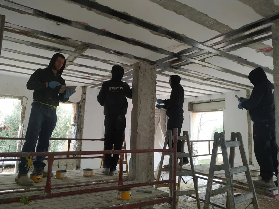 תהליך יישום סיבי הפחמן, צילום בנין הארץ