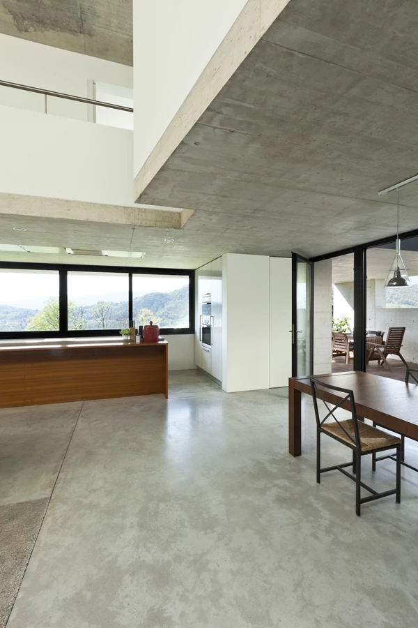 ישנם מספר סוגי גימור שיקנו לרצפה את המראה הסופי – בתמונה ריצוף בטון בגימור מעונן במראה שיש