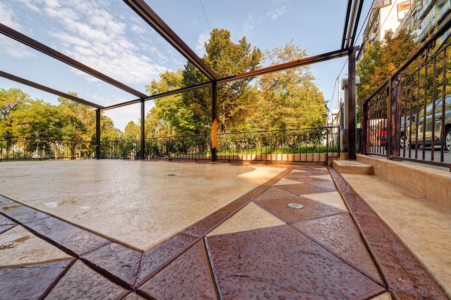 רצפת בטון מוחלק מגיעה כמעט בכל צבע ועיצוב אפשרי – בתמונה ריצוף אריחי בטון צבעוניים ומוטבעים