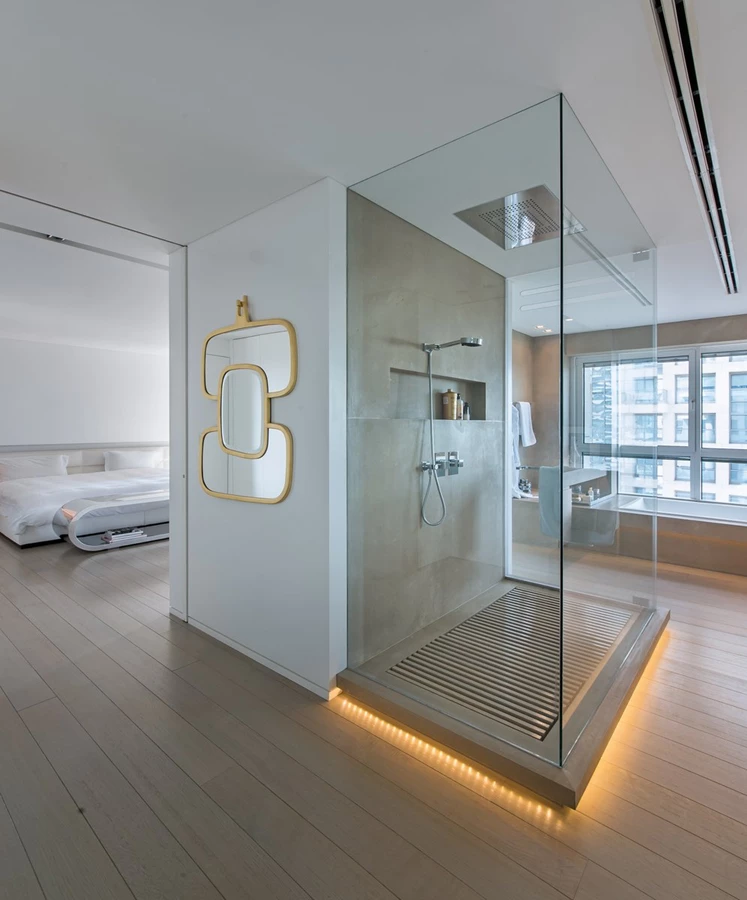 מקלחון בחדר מאסטר תחתית רצפת המקלחון מוארת בתאורת לד