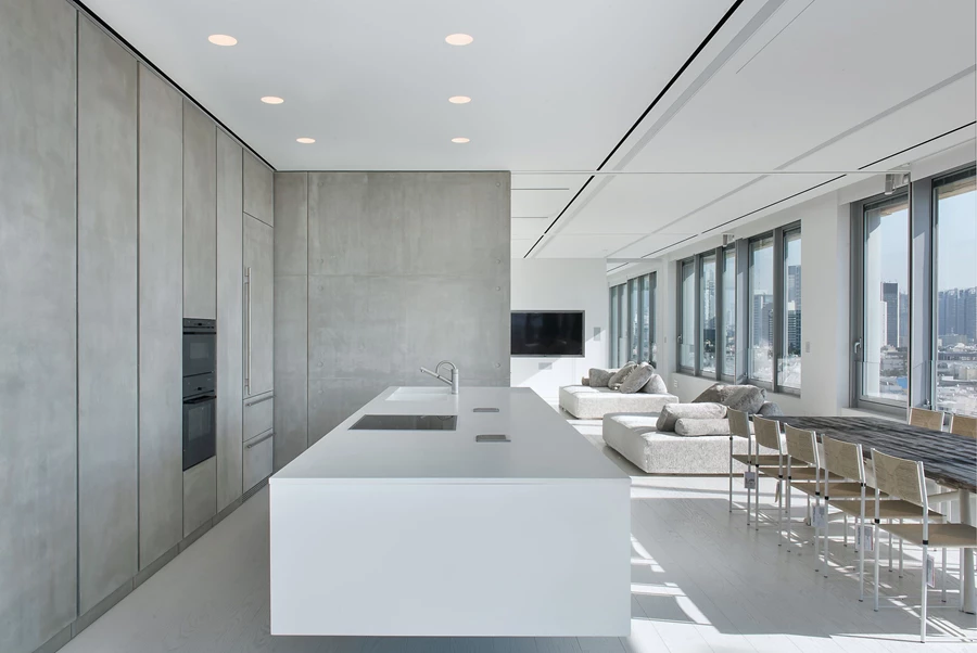 המחיצה סגורה ומותירה מסדרון המחבר בין שני החללים