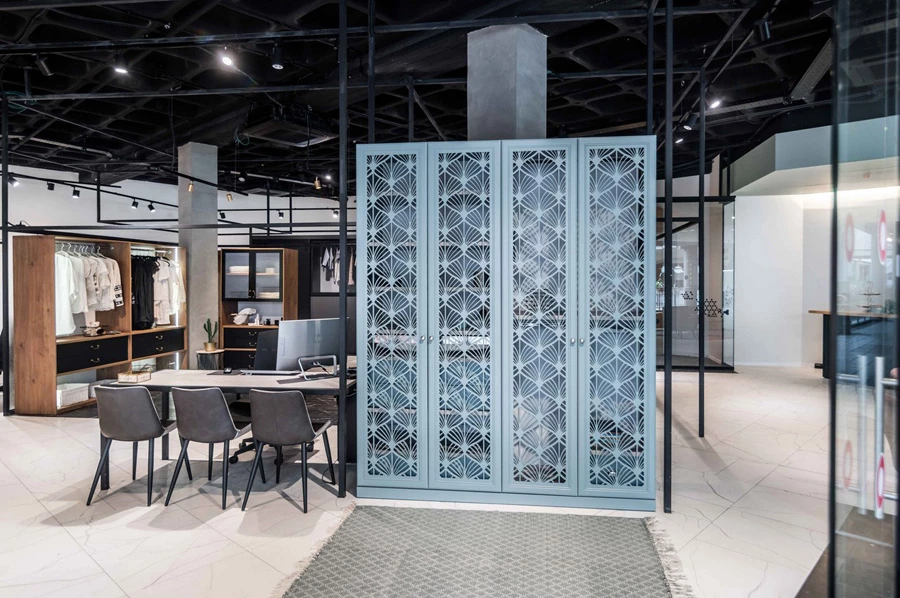 ארונות ריביירה ארון דלתות רחף בציפוי זכוכית – ניתן להזמין במגון צבעים/ משרביה בגוני כחול. צילום גלעד רדט.