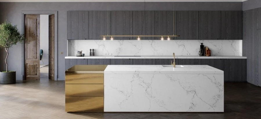 משטחי עבודה לבנים למטבח. משעמם? זה רק נדמה לכם