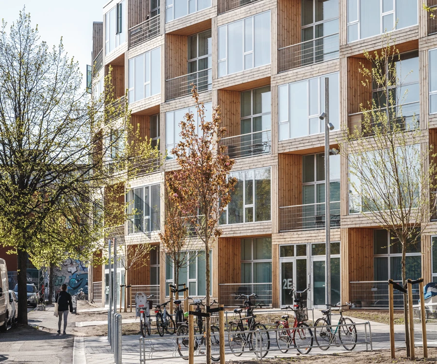 עצי דובדבן מעטרים את החזית החיצונית של המבנה המכילה גם חנייה מסודרת לאופניים