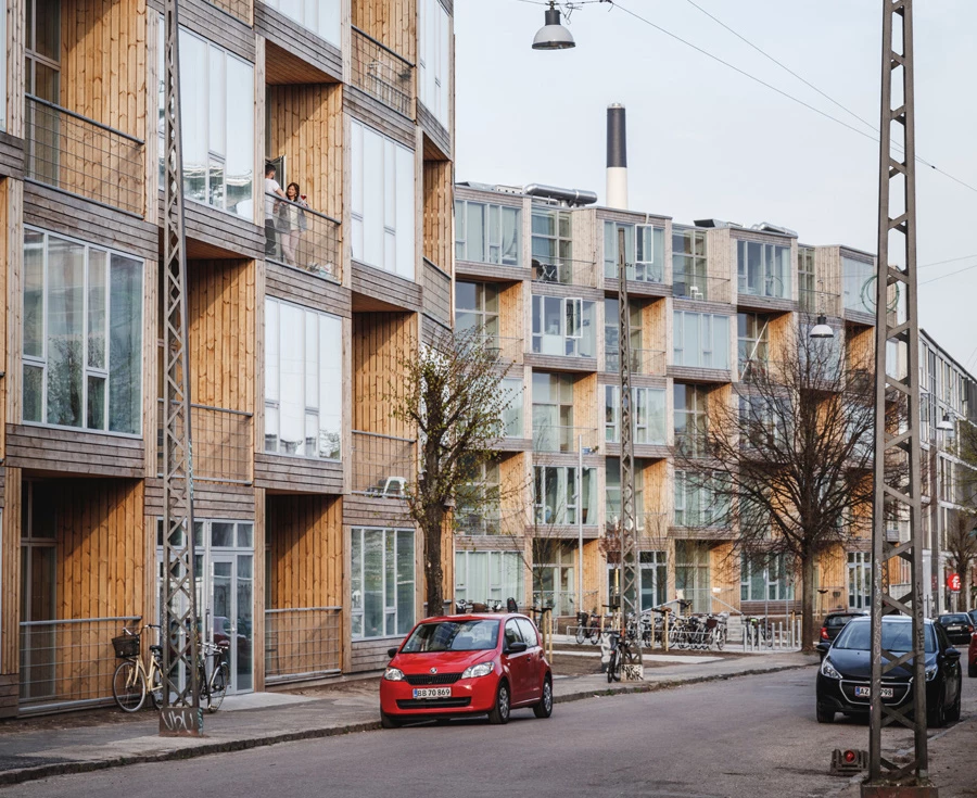 במבנה מיושמים החומרים הפשוטים ביותר כדוגמת בטון ועץ