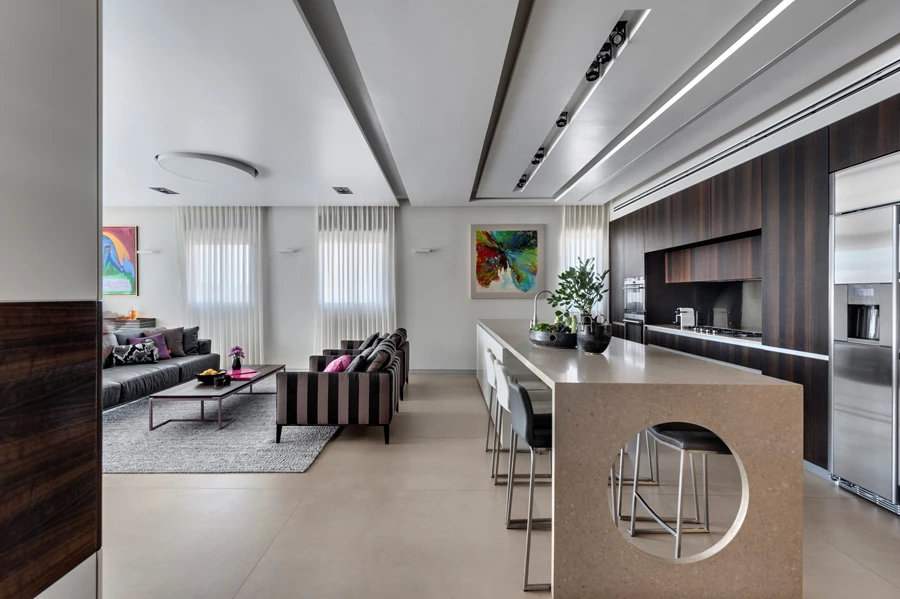 לאי יש פתח עגול שקוטרו תואם את גודל התאורה בתקרה.