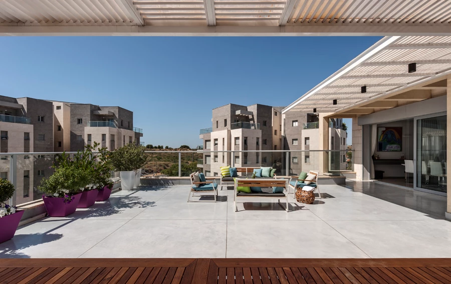 היציאה אל מרפסת הדירה הורחבה כדי שהדיירים יוכלו לקבל תצפית רחבה יותר אל הנוף.