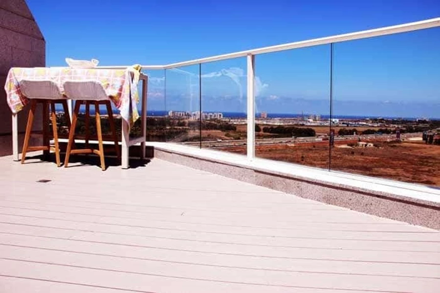 דק עץ במרפסת שמש. קרדיט - בוטוין תרבות של עץ