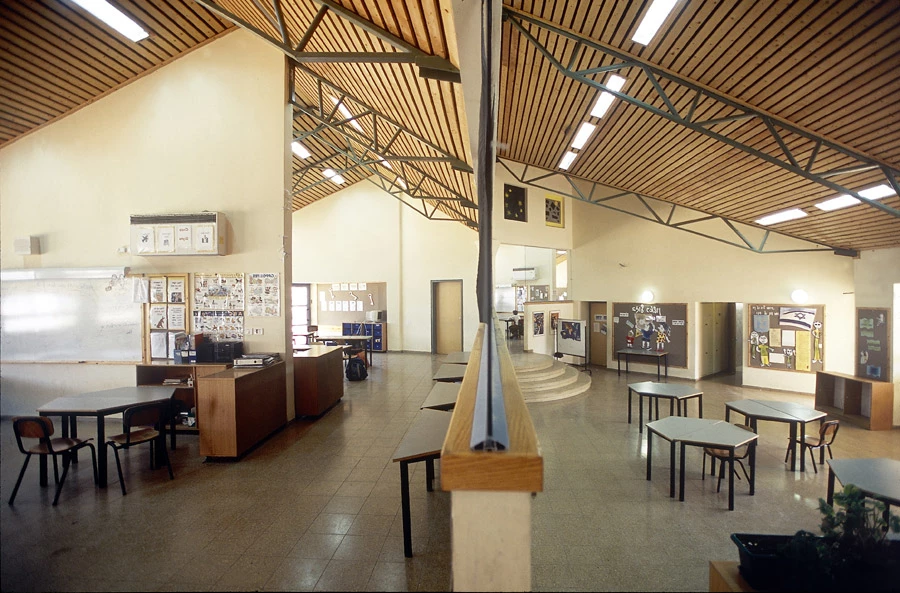 פינת תקשוב בביה׳׳ס צמח באשדוד. תכנון: אדר׳ גדעון פובזנר, ש. פובזנר - ג. פובזנר אדריכלים. צילום: גדעון פובזנר