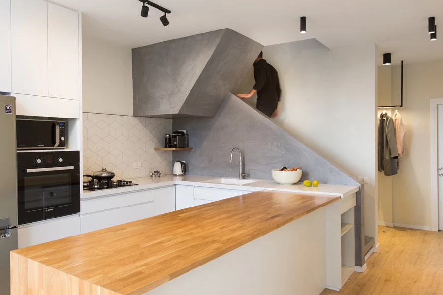 פינת הקפה המתבקשת בפינה מוצבת מתחת לגרם המדרגות