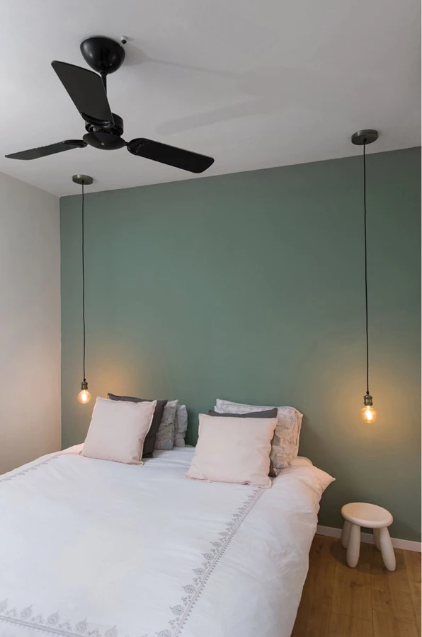 הקו הנקי שממשיך בחדר ההורים, התאורה המעוצבת ומאוורר התקרה