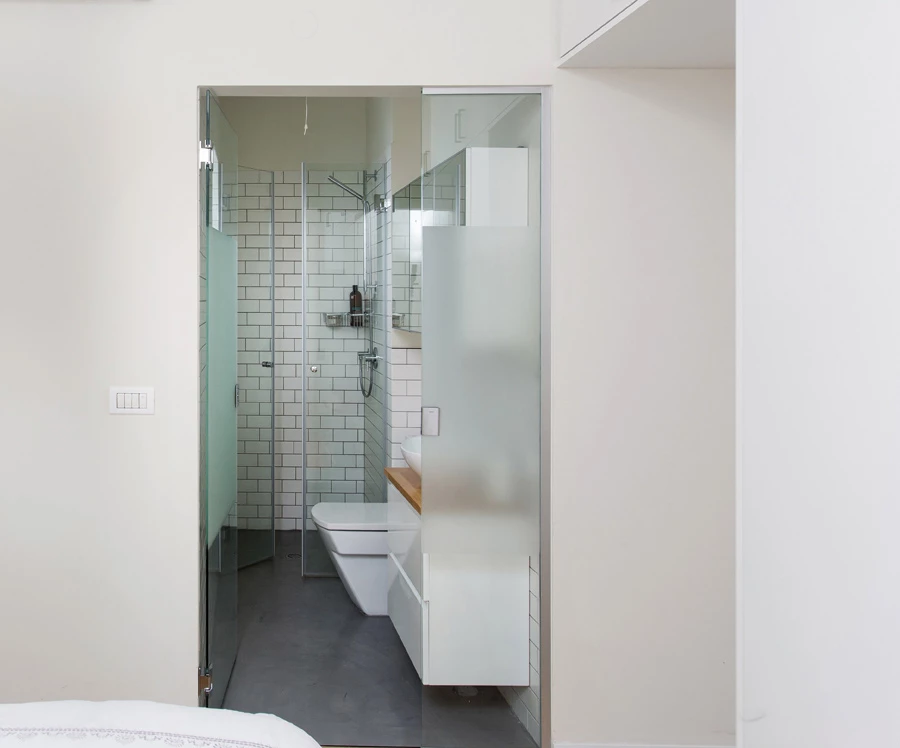 קירות הזכוכית יוצרים אווירה של פתיחות בחדר ההורים