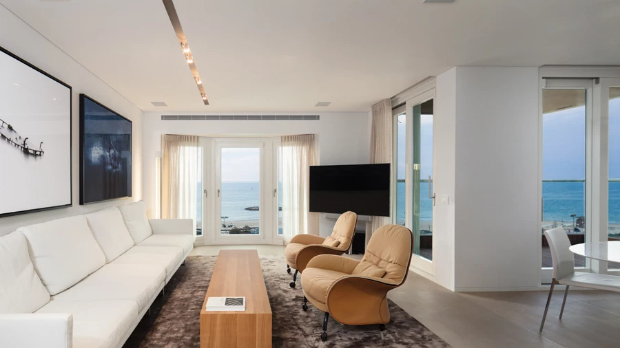 עם הפנים לים