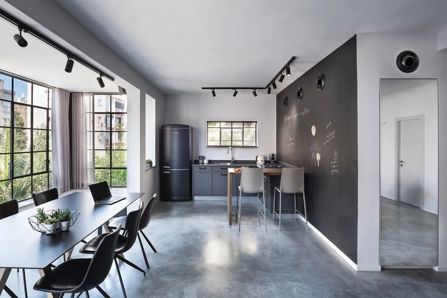 פינת אוכל רחבת ידיים שממוקמת בסמוך לחלון רחב ממשיכה את המטבח