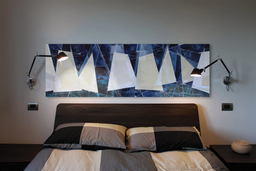 נגיעות הצבע מגיעות מתמונות האבסטרקס המפוזרות ומוארות על ידי גופי תאורה מהקיר כמו במוזאונים