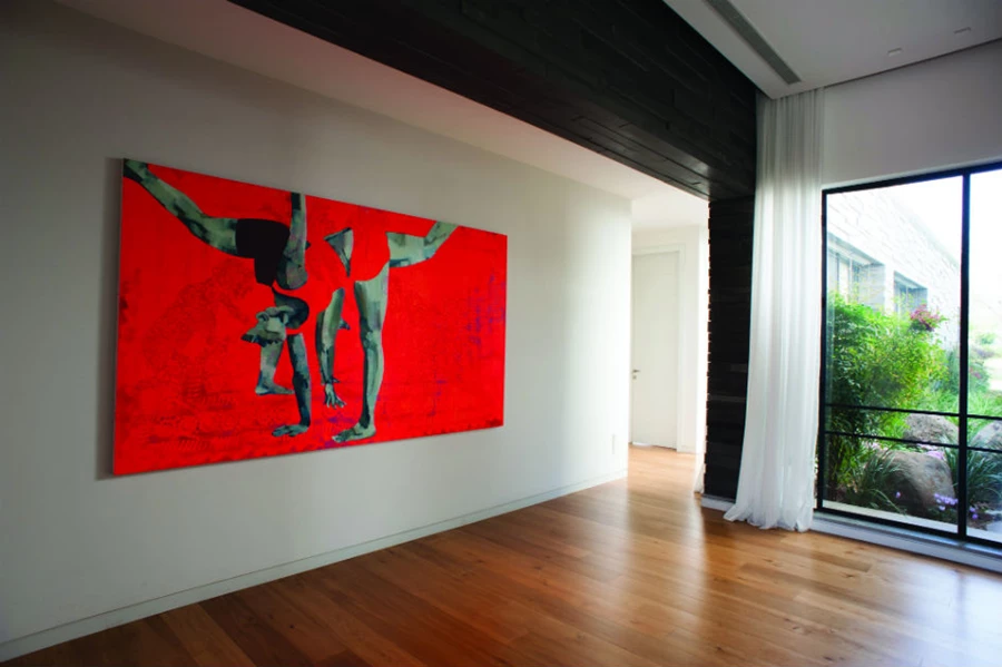 ציור שמן מונמנטלי מכניס צבעוניות רבה למבואת הכניסה