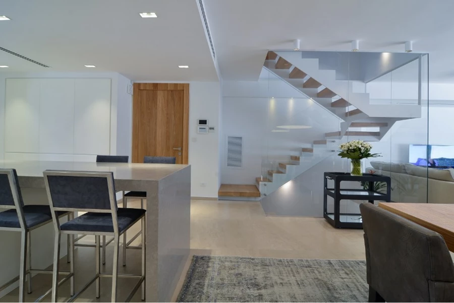 במעלה המדרגות