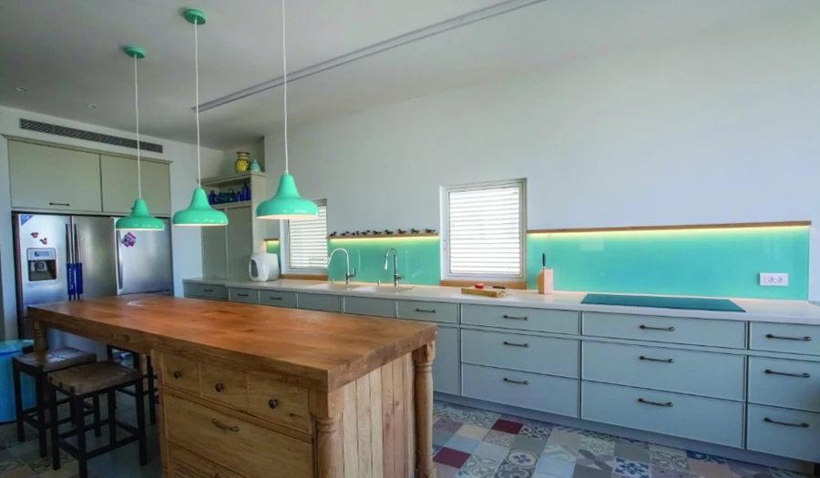 מטבח משפחת לנדאו בת״א רחוב חיסין. אדריכלית: חווה גנדליס. צילום: חן ליאופולד. עיצוב הזכוכית: א.ש אלומיניום