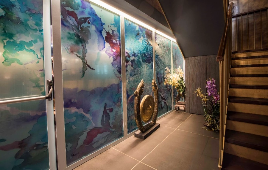 ניתן תאי - מסעדה תאילנדית. עיצוב זכוכית: יפית ריקלין, טיפא. אדריכלית: אדית ברון. צילום: גלעד רדט. הדפסה על זכוכית ויטרינה חסינת אש