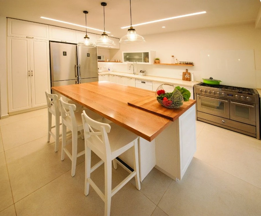 חיפוי בזכוכית חלקה במטבח מודרני כפרי. מעצבת: אורית בנדר. צילום: מושיק ברין