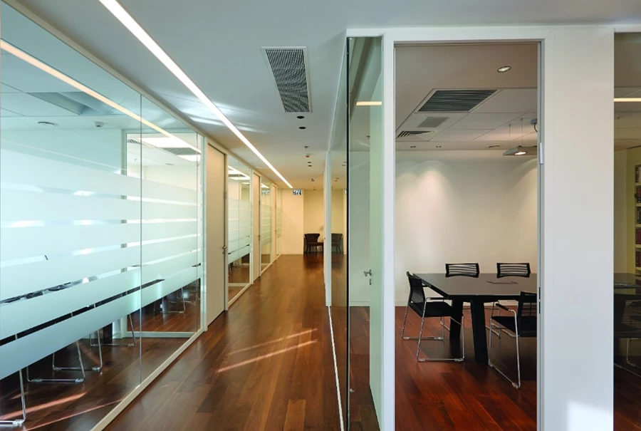 משרד עורכי דין אלרואי מנור. עיצוב: חגי נגר אדריכלים. צילום: עוזי פורת