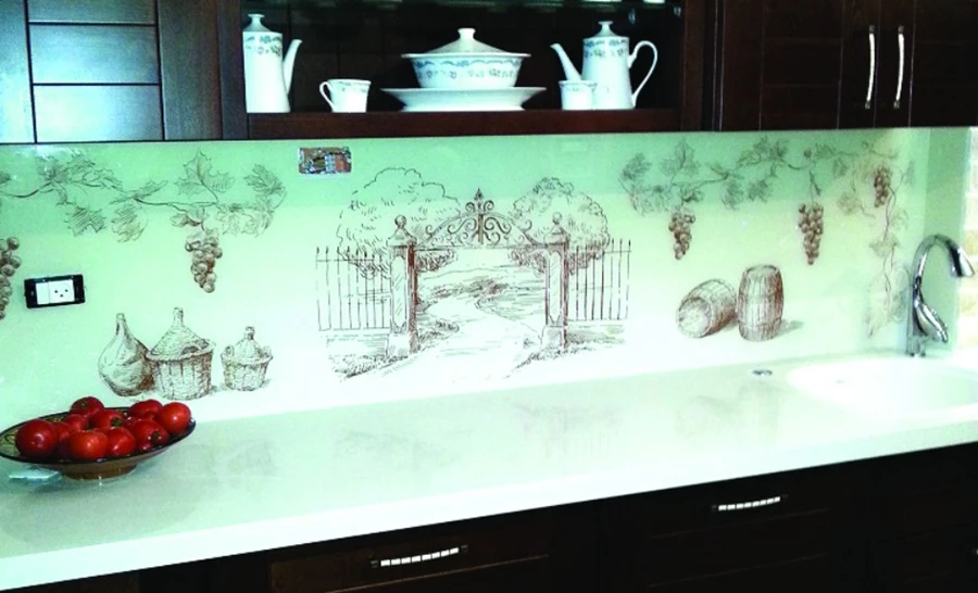 חיפוי קיר מזכוכית קליר (מבריק). העיצוב מותאם לדרישות הלקוח. חברת בלורן