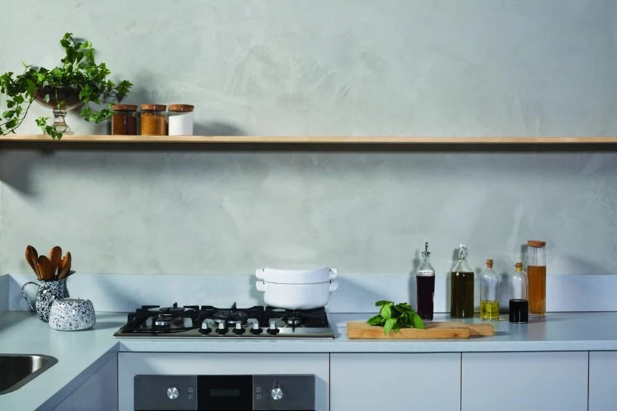 טמבור: ערבה - טיח מינרלי צמנטי במראה בטון, ומעליו שכבת מגן אקווה טופ למניעת כתמים ולניקוי קל באזורי עבודה. צילום: אסף פינצ