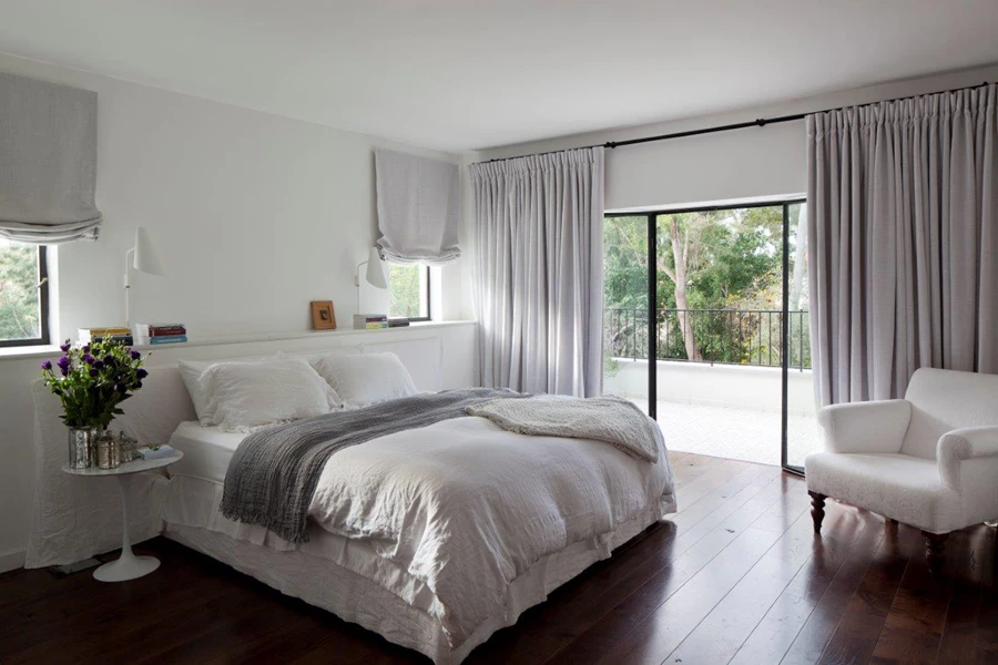 חדר השינה עוצב בלבן ובצבעים רכים