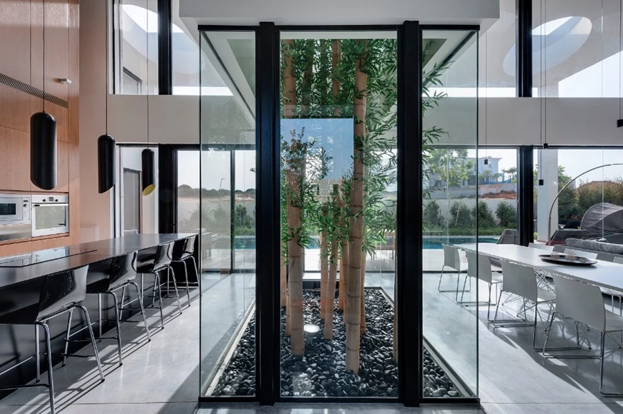 משחק בין החוץ לפנים